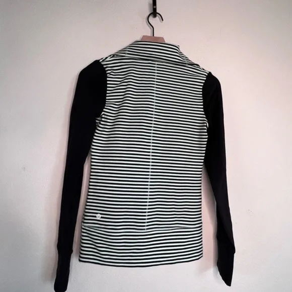 Lululemon Daily Yoga Jacket, size 2** - Picture 5 of 6